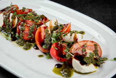 Delicia mediterránea: receta de ensalada caprese con pesto casero fácil.