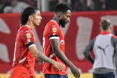 Álvaro Ángulo y el mendocino Luciano Cabra, quien fue expulsado por Echavarría. El colombiano del Rojo fue duro con el polémico arbitraje de Echavarría. Foto: FotoBaires Álvaro Ángulo y el mendocino Luciano Cabra, quien fue expulsado por Echavarría. El colombiano del Rojo fue duro con el polémico arbitraje de Echavarría. Foto: FotoBaires