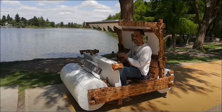 Leopoldo López, un carpintero de Río Cuarto, recreó el auto de “Los Picapiedras Foto: Captura de video