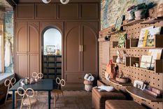 El pequeño dormitorio convertido en una sala de entretenimientos para jóvenes y niños. Crédito de la imagen: Magnolia