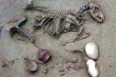 Enterramiento de un niño con un perro. Foto: Dpa.