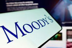 La calificadora de riesgo Moodys ve un futuro cercano promisorio para la economía argentina, pero entiende que el año terminará con un leve déficit fiscal. Foto: Shutterstock