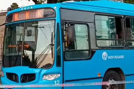 El colectivo que manejaba el hombre que pelea por su vida Foto: Noticias Argentinas