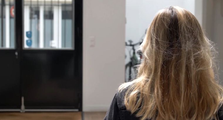 Una cámara de seguridad captó el momento en que la denunciante y uno de los acusados se besan en el ascensor del hotel Foto: Captura de video