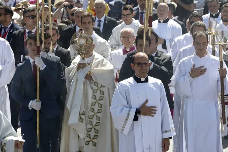 León XIV encabezó la procesión por las calles de Madrid. León XIV encabezó la procesión por las calles de Madrid.