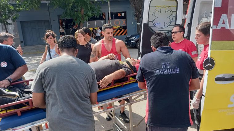 Gente que entrenaba en el gimnasio se acercó a ayudar Gente que entrenaba en el gimnasio se acercó a ayudar