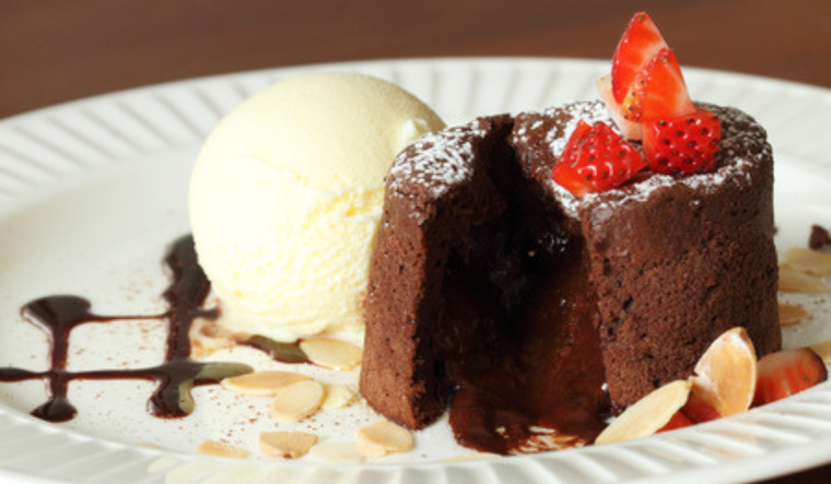 Postre elegante: lava de chocolate caliente con helado frío Foto: Shutterstock