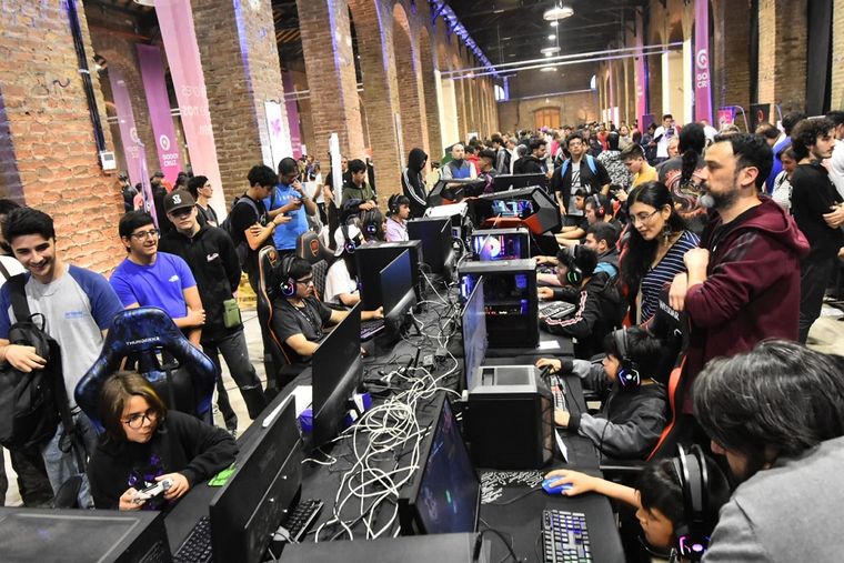 Aficionados y profesionales del mundo it se reúnen en el evento tech más importante de la provincia. Aficionados y profesionales del mundo it se reúnen en el evento tech más importante de la provincia.