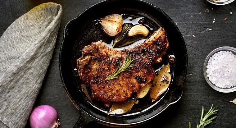 Al añadirle la salsa de tomate a este bistec, su sabor será único Foto: Shutterstock