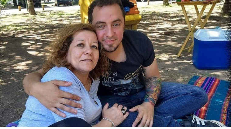 La víctima junto a su madre Foto: Télam