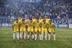 Godoy Cruz debutó en la Primera Nacional con un modelo de camiseta retro, similar a uno que había utilizado en 2002. Godoy Cruz debutó en la Primera Nacional con un modelo de camiseta retro, similar a uno que había utilizado en 2002.