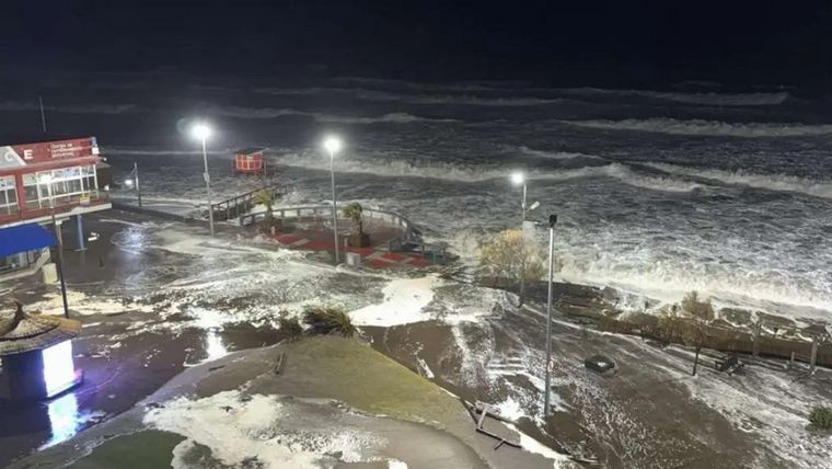 Un  ciclón extratropical de gran intensidad azotó durante la noche del viernes a distintas localidades de la Costa Atlántica﻿. Foto: Noticias Monte