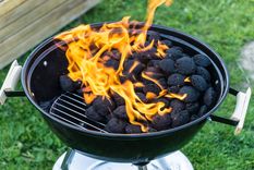 En esta nota te contamos cuál es la mejor manera de hacer el fuego para el asado con carbón. En esta nota te contamos cuál es la mejor manera de hacer el fuego para el asado con carbón.