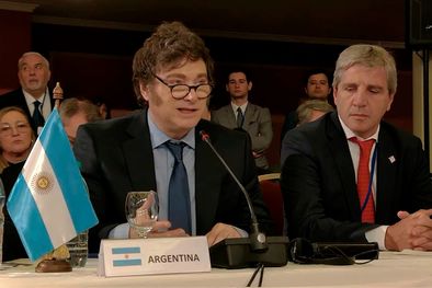 MDZol | El presidente Javier Milei junto al ministro de Economía, Luis Caputo, en la cumbre del Mercosur, donde cuestionó el funcionamiento del organismo. Foto: NA