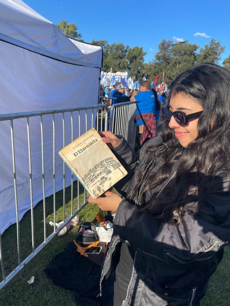 Militante mostrando orgullos su viejo ejemplar del Militante mostrando orgullos su viejo ejemplar del