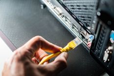 Conectar el Smart TV por cable parece ideal, pero muchos puertos Ethernet quedan limitados a 100 Mbps.