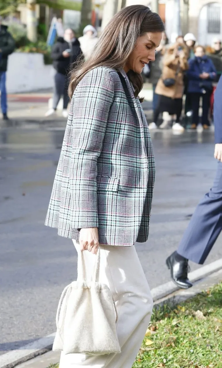 La Reina eligió una pieza creada por artesanos españoles y sorprendió por su simbolismo. La Reina eligió una pieza creada por artesanos españoles y sorprendió por su simbolismo.