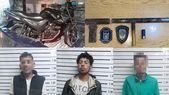 Tres sujetos fueron detenidos y se secuestraron motos robadas y un arma tumbera en Las Heras. Tres sujetos fueron detenidos y se secuestraron motos robadas y un arma tumbera en Las Heras.