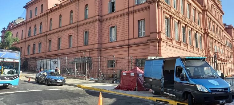 La triste escena del procedimiento de la Policía de la Ciudad frente a la Casa Rosada Foto: Noticias Argentinas