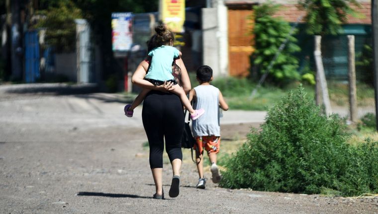 Las familias con dos hijos superarían los $200.000. Foto: Rodrigo DAngelo / MDZ