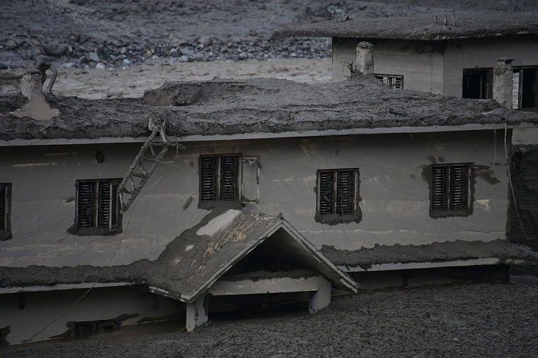 El agua y la tierra llegaron a cubrir casi hasta el primer piso de una casa en Nuwakot.
