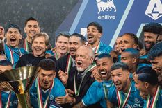 Di Lorenzo, con el trofeo del equipo del sur. Foto: @sscnapoli
