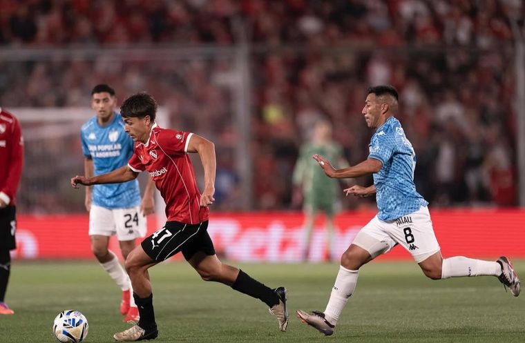 El joven mendocino nacido en Guaymallén, en plena acción en su debut en primera división. El joven mendocino nacido en Guaymallén, en plena acción en su debut en primera división.