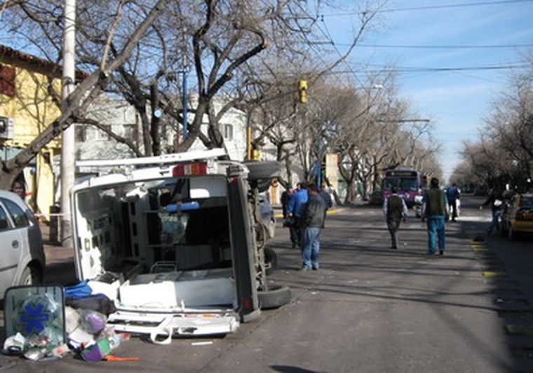 Así quedó la ambulancia luego de chocar contra los autos. Foto: Carlos Fernández/MDZ