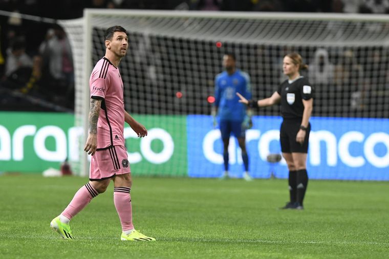 Lionel Messi ingresó a falta de seis minutos para el final en la terrible derrota del Inter Miami ante Al-Nassr Foto: EFE