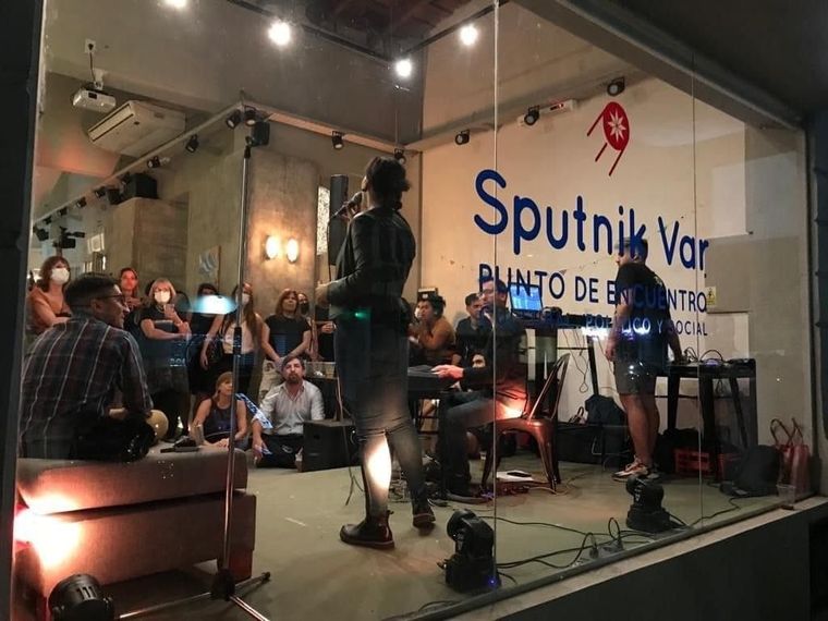 Kreplak en la inuaguracion del Sputnik Bar El Ministro de Salud de la Provincia de Buenos Aires Nicolas Kreplak sin barbijo y sin respetar la distancia social en la apertura de un bar militante