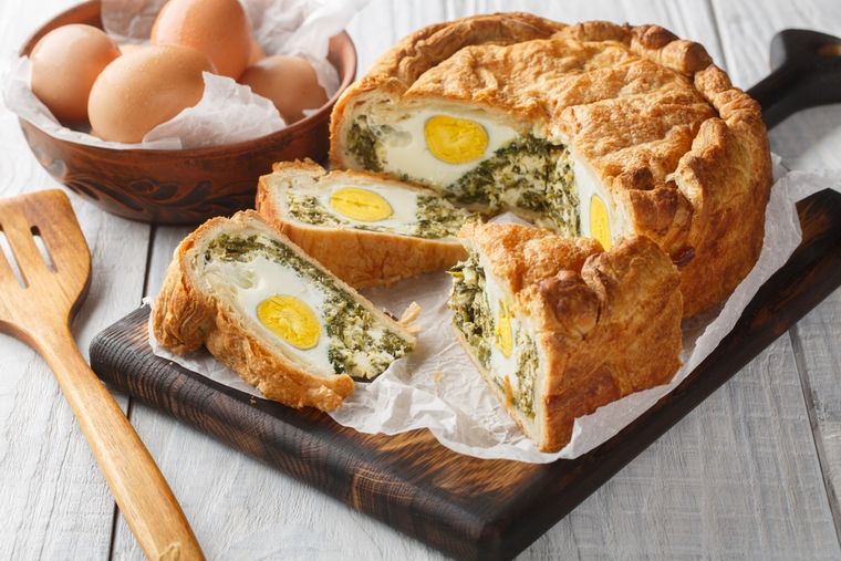 La receta de tarta pascualina suele incluir huevos enteros en el relleno, que se cuecen al hornearla. La receta de tarta pascualina suele incluir huevos enteros en el relleno, que se cuecen al hornearla.