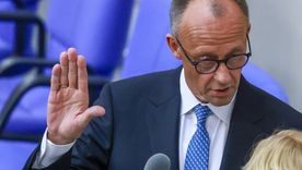 Friedrich Merz obtuvo la mayoría parlamentaria en una segunda votación luego de que fracasara su primer intento, en un hecho sin precedentes desde la creación de la República Federal de Alemania. Foto: EFE/EPA/HANNIBAL HANSCHKE