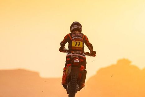 Luciano Benavides, con KTM, festejó una victoria clave en la categoría motos del Rally Dakar. Luciano Benavides, con KTM, festejó una victoria clave en la categoría motos del Rally Dakar.