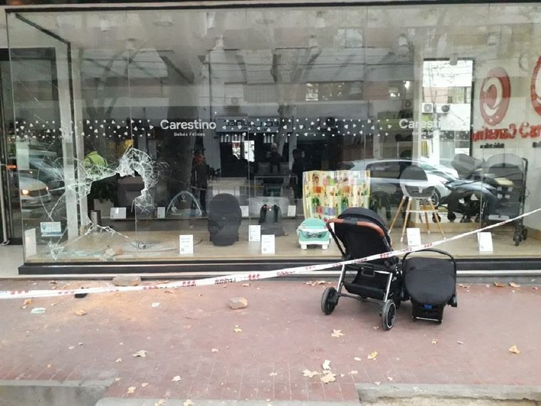 El delincuente rompió la vidriera con un ladrillo Foto: Cristian Minich/MDZ