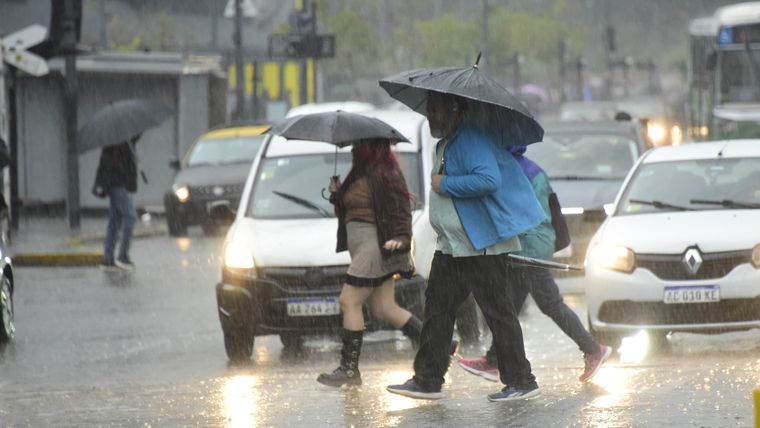 El SMN emitió una alerta amarilla por tormentas con ráfagas y posible granizo en el oeste y sur del país.