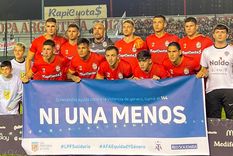 Los jugadores de Arsenal posaron con la bandera de Ni una Menso en la previa al partido de Boca. Foto: @LigaAFA