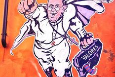 un papa francisco a lo superman, en las calles de roma