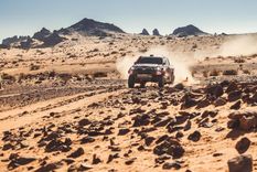 al-attiyah marca el camino en el prologo y el campeon sainz empieza sufriendo