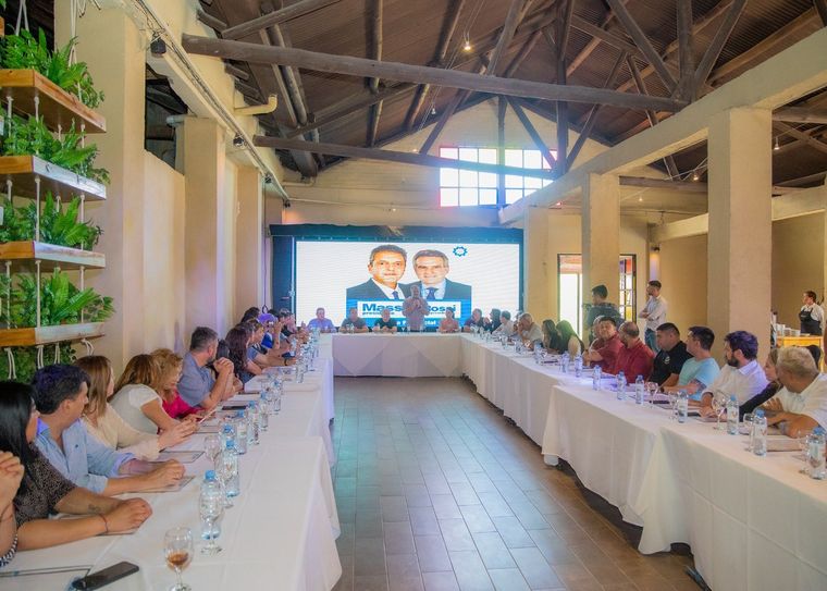 La mesa de Massa se conformó este miércoles en apoyo al candidato Foto: Twitter Matías Stevanato