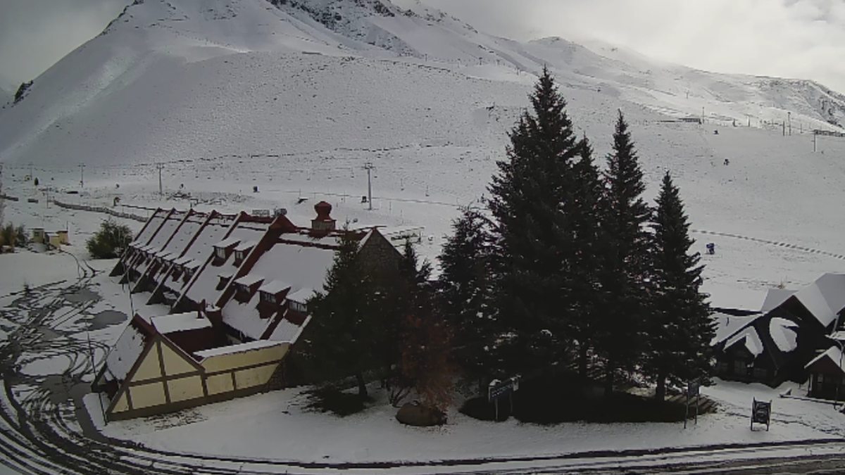 Las Leñas se cubrió de nieve: mirá la cámara en vivo del centro de esquí
