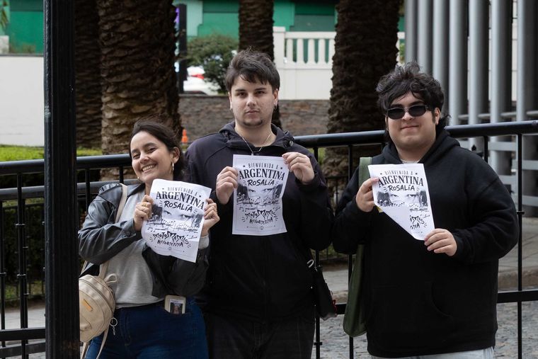Muy pocos fanáticos se acercaron a saludarla aunque la artista prefirió no salir del hotel.