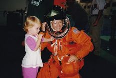 Eileen Collins con su pequeña hija Bridget.