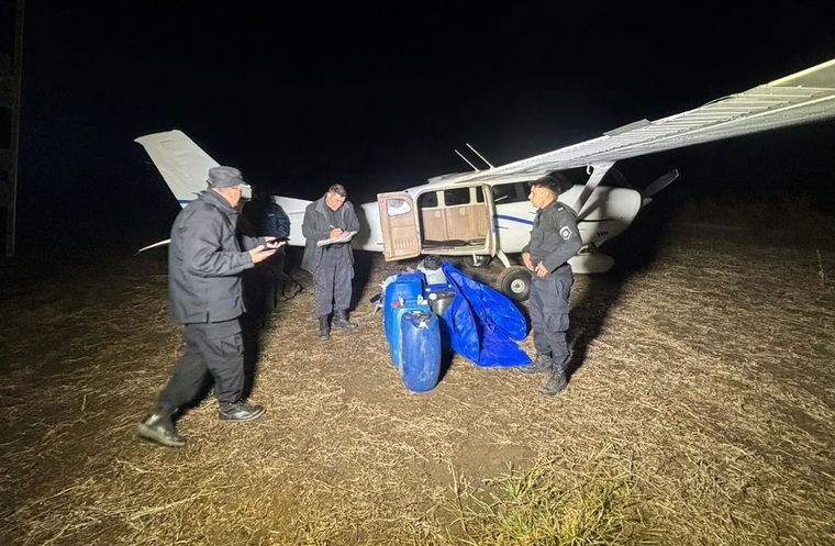 Abandonaron una avioneta en Santa Fe y huyeron, pero fueron detenidos con dólares y objetos clave 