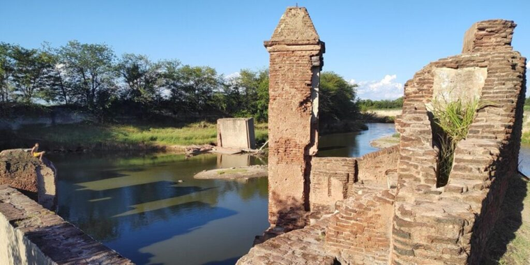 Las ruinas del Molino Quemado y el salto de agua forman una de las postales más emblemáticas de este rincón bonaerense. Las ruinas del Molino Quemado y el salto de agua forman una de las postales más emblemáticas de este rincón bonaerense.