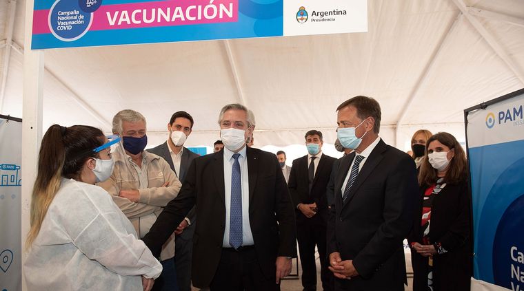Fernández y Suarez, en el vacunatorio del PAMI. Foto: Gobierno de Mendoza