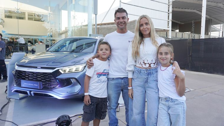 Robertino Patti y Aixa Ana junto a los pequeños Salvador y Francesca. Robertino Patti y Aixa Ana junto a los pequeños Salvador y Francesca.