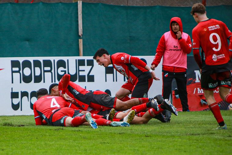 Deportivo Maipú la ganó a Deportivo Madryn en el Omar Higinio Sperdutti.