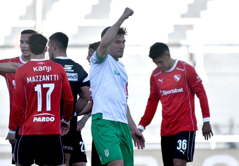 Martín Río festeja su gol ante la desazón de los jugadores de Independiente.