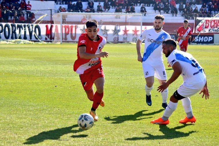 Sosa escapa de la marca de Brown. Foto: Prensa Maipú