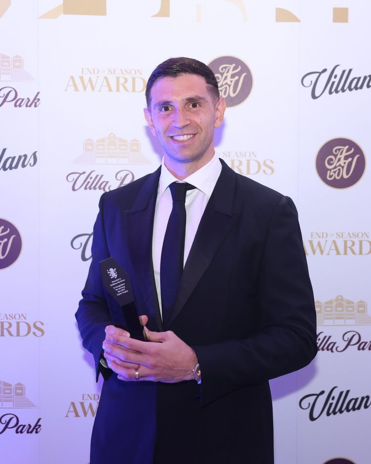 Dibu Martínez en la cena de los Villanos. Foto: @AVOfficial